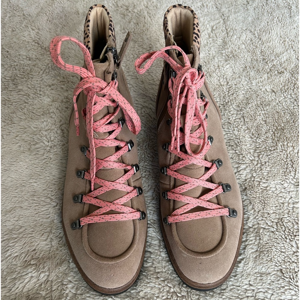 Dr. Scholl’s lace up hiking boots with a side zipper new without tags
